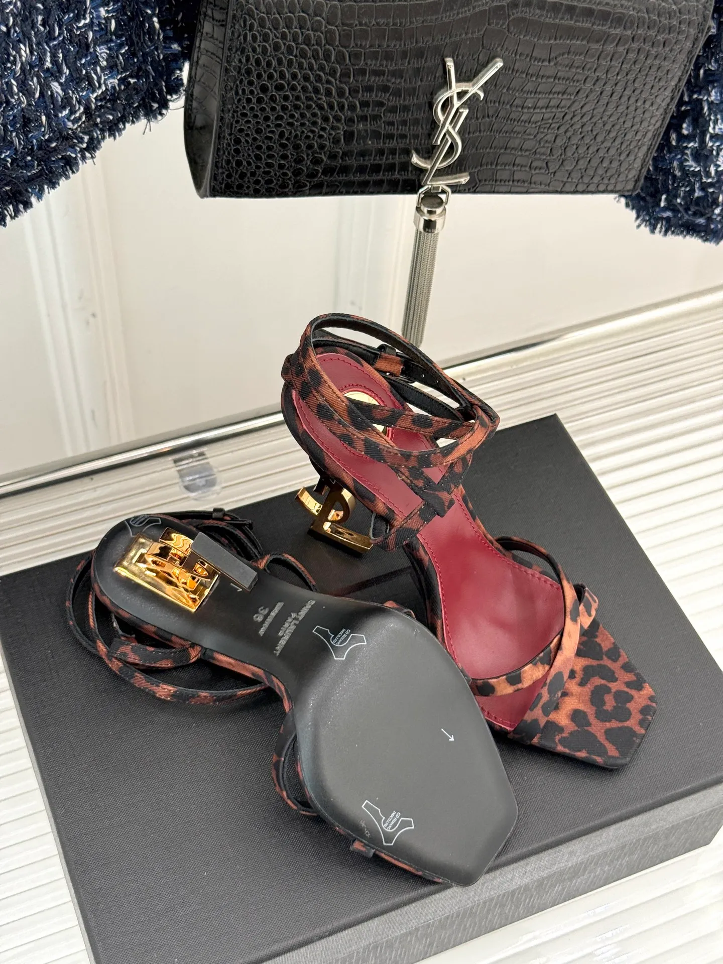 👟👟Ex-factory price 600👟👟 Saint Lauren*YSL Saint Laurent classic spring and summer letter heel cross-strap high-heeled sandals. High-heeled shoes that are suitable for both men and women. I love them. They are indeed the brand that understands women best. They are sold out as soon as they are new‼ ️ Especially the side lines are designed to be smooth, natural and slimming, making the whole pair of shoes layered and feminine. No matter what your usual style is, you must try it! The upper is made of imported cow patent leather, the lining is mixed sheepskin, and the Italian genuine leather outsole Heel height: 10.5cm Size: 35-39 (34/40/41 customized)